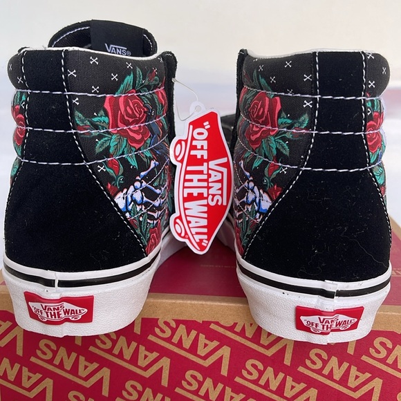 Vans WMNS Sk8-Hi
Rose Skulls Black/True White 
VN0007P6BT
Sneakers - Picture 13 of 16